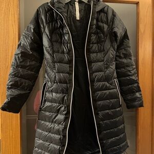 Lululemon lightweight puffer jacket black. Hooded size 4